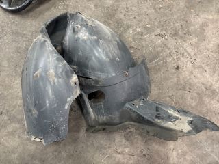 bontott VW PASSAT B5 Bal első Dobbetét (Kerékjárati, Műanyag)