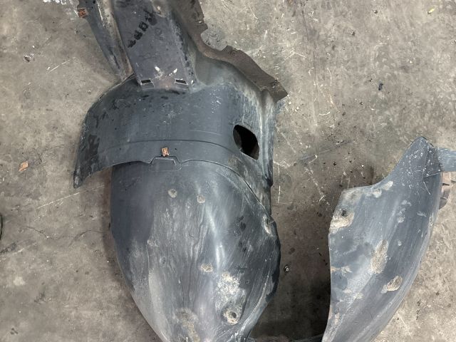 bontott VW PASSAT B5 Bal első Dobbetét (Kerékjárati, Műanyag)