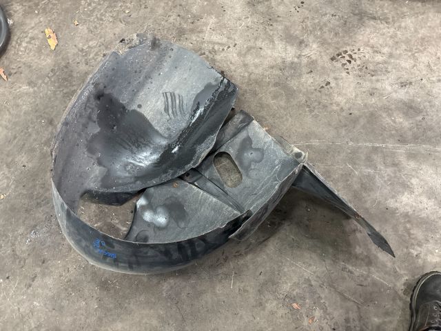 bontott VW PASSAT B5 Bal első Dobbetét (Kerékjárati, Műanyag)