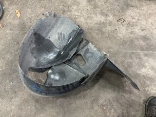 bontott VW PASSAT B5 Bal első Dobbetét (Kerékjárati, Műanyag)