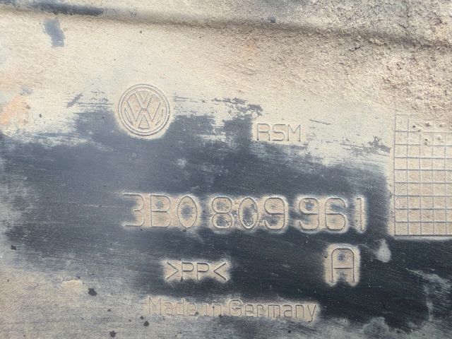 bontott VW PASSAT B5 Bal első Első Dobbetét (Kerékjárati, Műanyag)