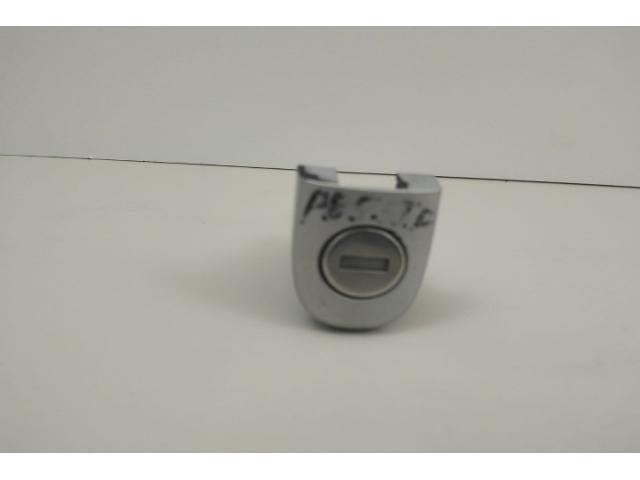 bontott VW PASSAT B5 Bal első Zárbetét