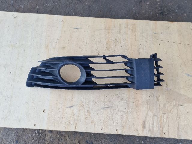 bontott VW PASSAT B5 Bal Ködlámpa Rács