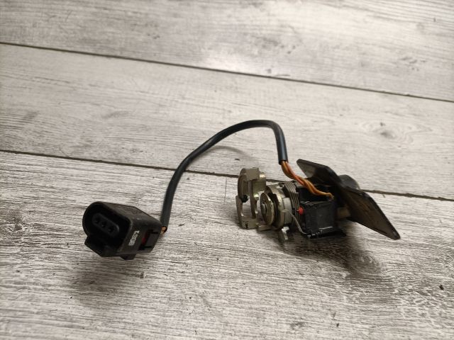 bontott VW PASSAT B5 Csomagtér Nyitó Kar / Gomb