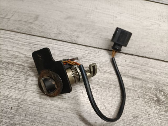 bontott VW PASSAT B5 Csomagtér Nyitó Kar / Gomb