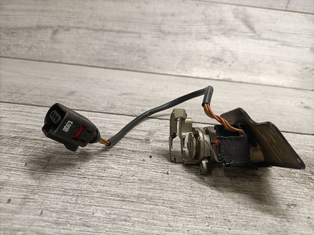 bontott VW PASSAT B5 Csomagtér Nyitó Kar / Gomb