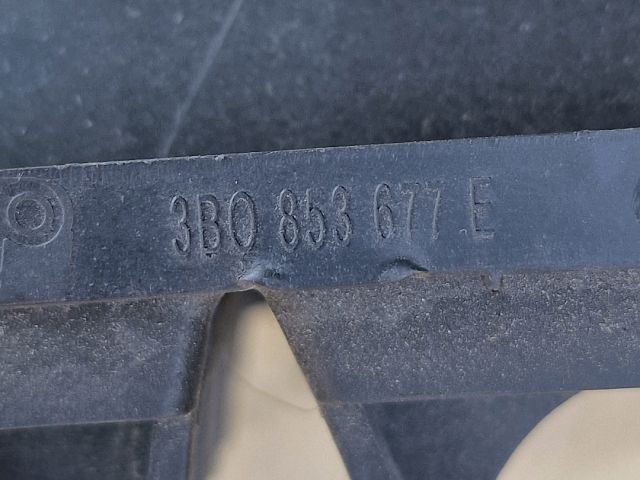 bontott VW PASSAT B5 Első Lökhárító Alsó Középső Díszrács