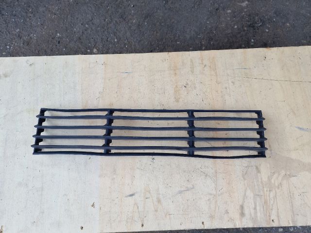 bontott VW PASSAT B5 Első Lökhárító Alsó Középső Díszrács