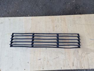 bontott VW PASSAT B5 Első Lökhárító Alsó Középső Díszrács