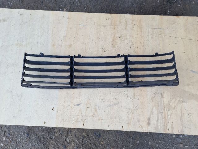 bontott VW PASSAT B5 Első Lökhárító Alsó Középső Díszrács