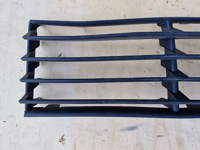 bontott VW PASSAT B5 Első Lökhárító Alsó Középső Díszrács