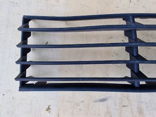 bontott VW PASSAT B5 Első Lökhárító Alsó Középső Díszrács