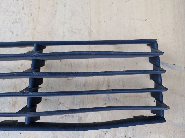 bontott VW PASSAT B5 Első Lökhárító Alsó Középső Díszrács