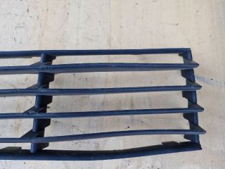 bontott VW PASSAT B5 Első Lökhárító Alsó Középső Díszrács