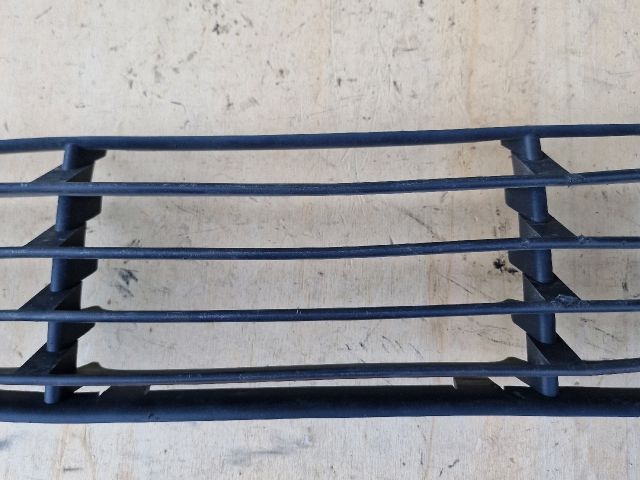 bontott VW PASSAT B5 Első Lökhárító Alsó Középső Díszrács