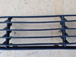 bontott VW PASSAT B5 Első Lökhárító Alsó Középső Díszrács