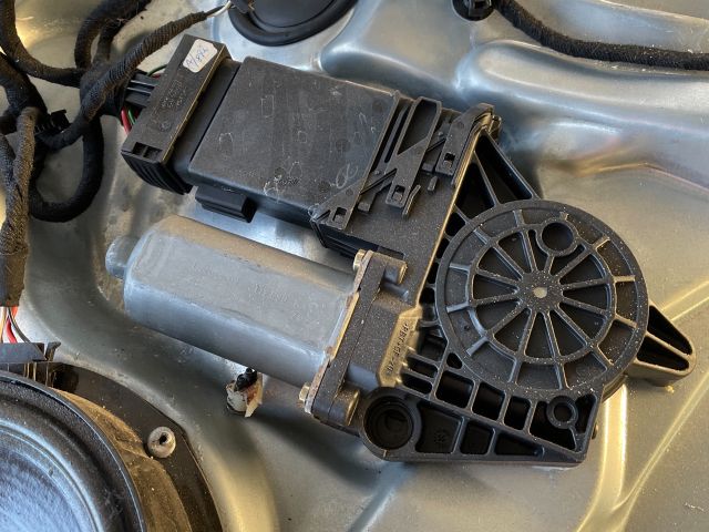 bontott VW PASSAT B5 Jobb első Ablakemelő Motor