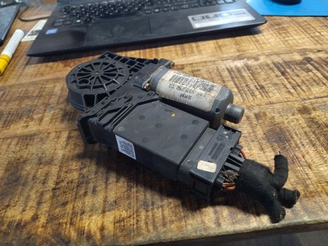 bontott VW PASSAT B5 Jobb első Ablakemelő Motor