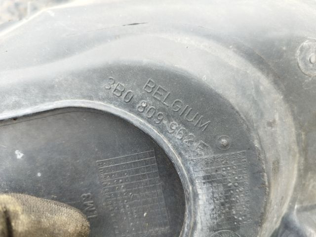 bontott VW PASSAT B5 Jobb első Dobbetét (Kerékjárati, Műanyag)