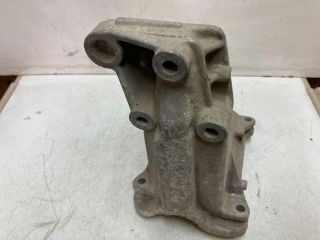 bontott VW PASSAT B5 Motor Tartó Bak (Fém)