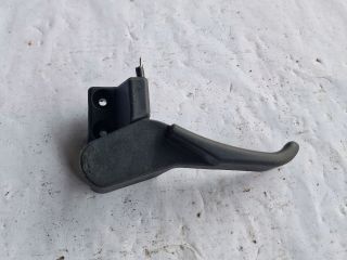 bontott VW PASSAT B5 Motorháztető Nyitó Kar / Gomb