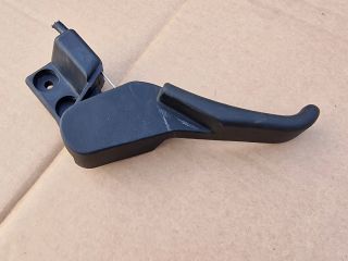 bontott VW PASSAT B5 Motorháztető Nyitó Kar / Gomb