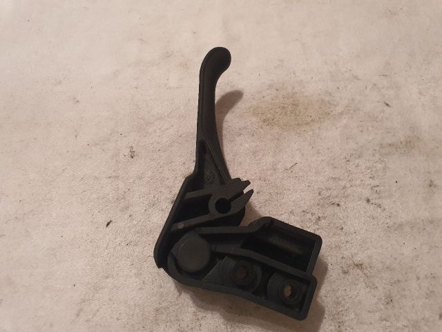 bontott VW PASSAT B5 Motorháztető Nyitó Kar / Gomb