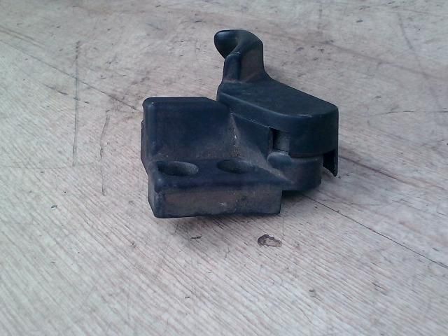 bontott VW PASSAT B5 Motorháztető Nyitó Kar / Gomb