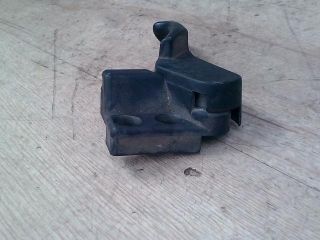 bontott VW PASSAT B5 Motorháztető Nyitó Kar / Gomb