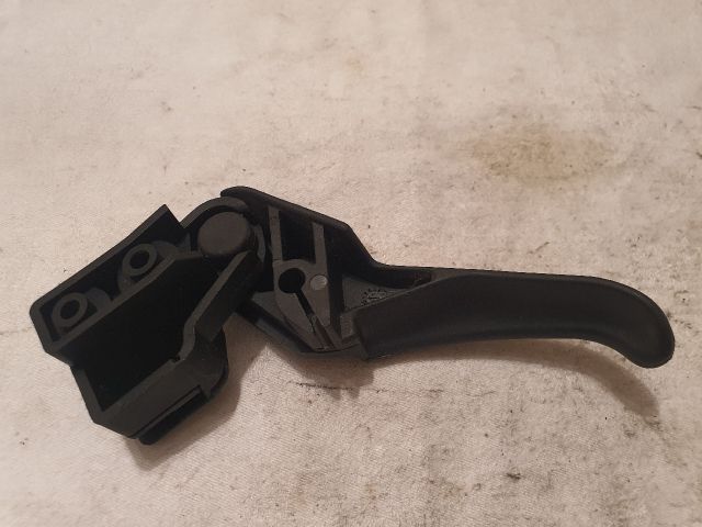 bontott VW PASSAT B5 Motorháztető Nyitó Kar / Gomb