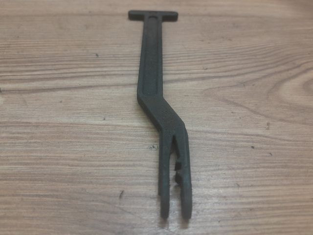 bontott VW PASSAT B5 Motorháztető Nyitó Kar / Gomb