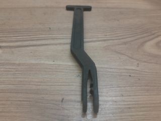 bontott VW PASSAT B5 Motorháztető Nyitó Kar / Gomb