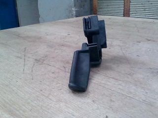 bontott VW PASSAT B5 Motorháztető Nyitó Kar / Gomb