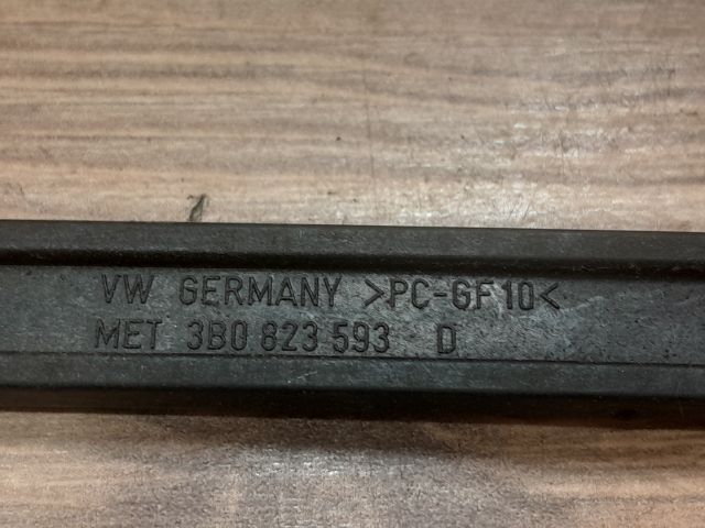 bontott VW PASSAT B5 Motorháztető Nyitó Kar / Gomb