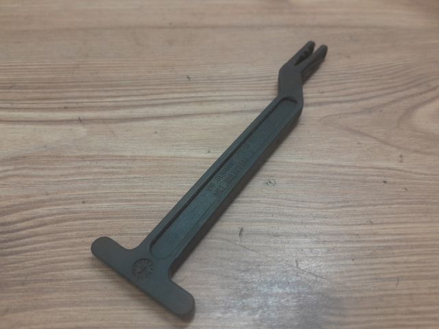 bontott VW PASSAT B5 Motorháztető Nyitó Kar / Gomb