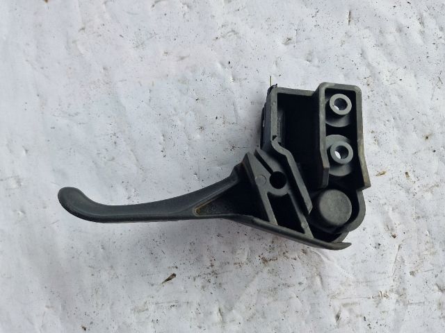 bontott VW PASSAT B5 Motorháztető Nyitó Kar / Gomb