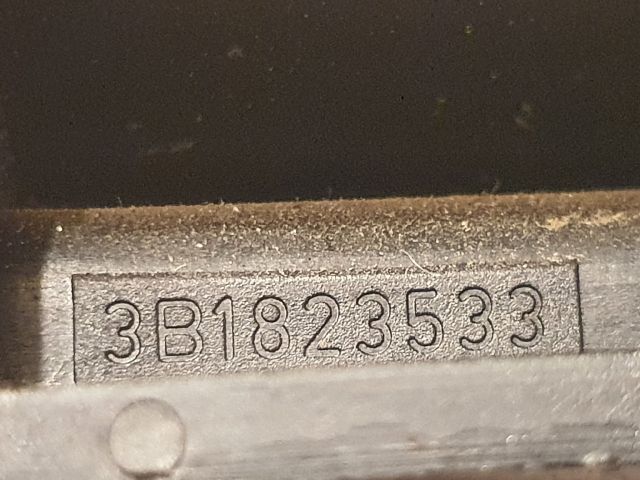 bontott VW PASSAT B5 Motorháztető Nyitó Kar / Gomb