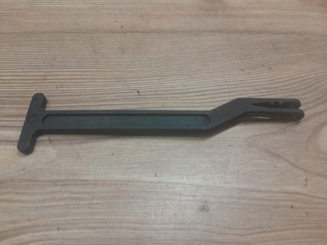 bontott VW PASSAT B5 Motorháztető Nyitó Kar / Gomb