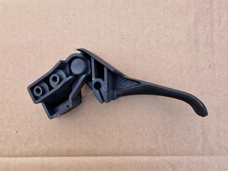 bontott VW PASSAT B5 Motorháztető Nyitó Kar / Gomb