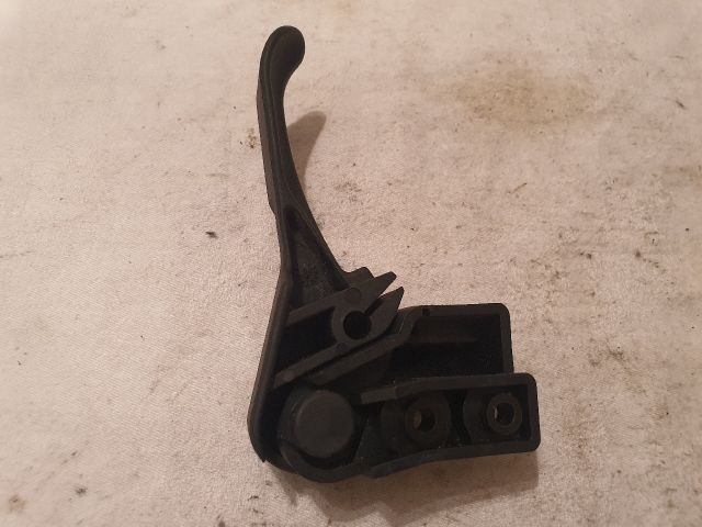 bontott VW PASSAT B5 Motorháztető Nyitó Kar / Gomb