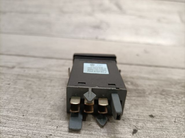 bontott VW PASSAT B5 Vészvillogó Kapcsoló