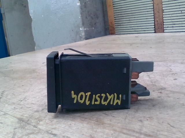 bontott VW PASSAT B5 Vészvillogó Kapcsoló