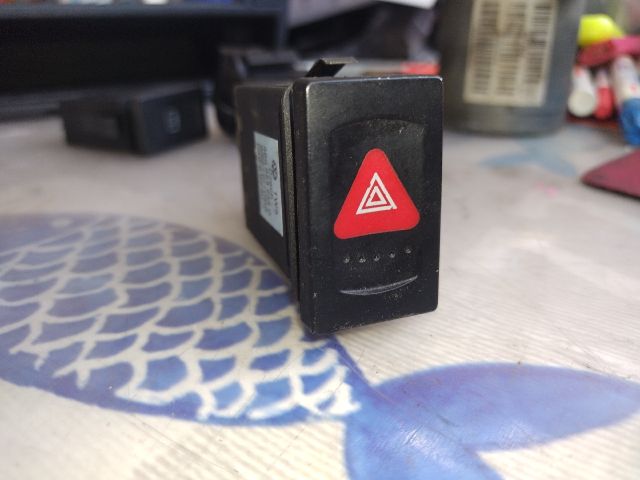 bontott VW PASSAT B5 Vészvillogó Kapcsoló