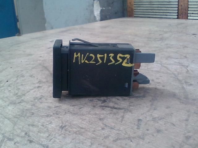 bontott VW PASSAT B5 Vészvillogó Kapcsoló