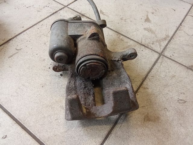 bontott VW PASSAT B6 Bal hátsó Féknyereg Munkahengerrel