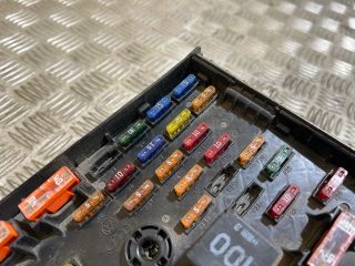 bontott VW PASSAT B6 Biztosítéktábla Motortér