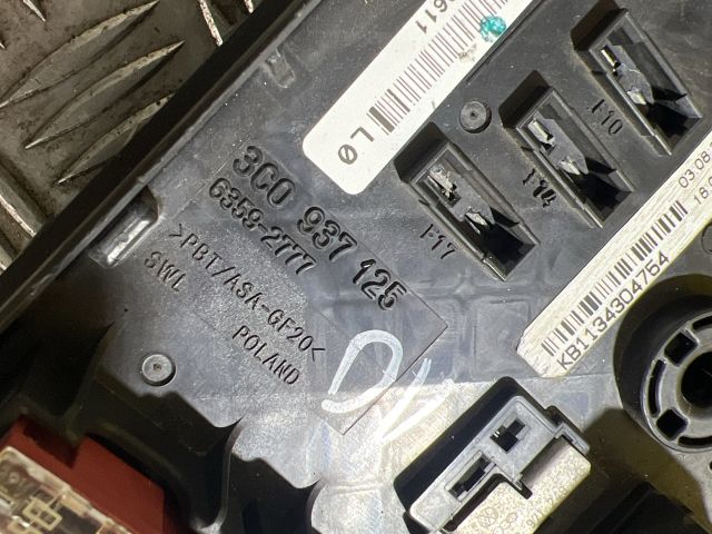 bontott VW PASSAT B6 Biztosítéktábla Motortér