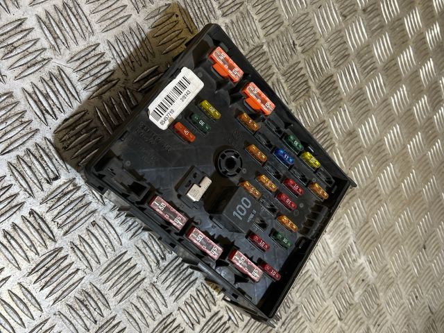 bontott VW PASSAT B6 Biztosítéktábla Motortér