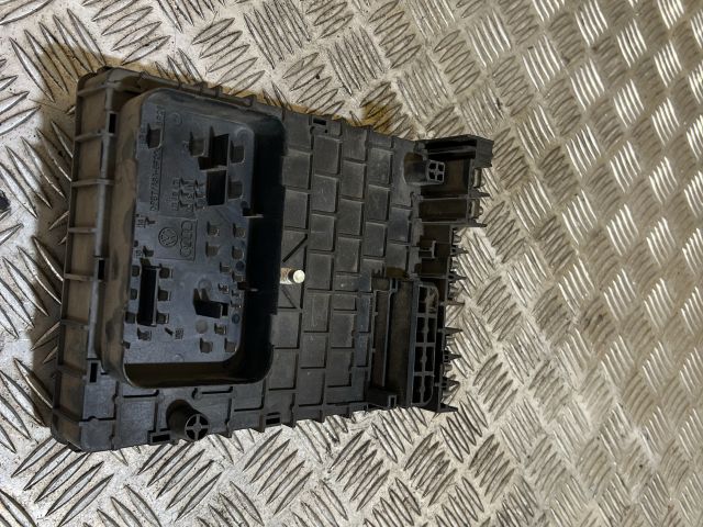 bontott VW PASSAT B6 Biztosítéktábla Motortér