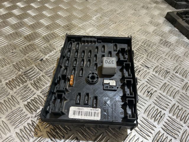 bontott VW PASSAT B6 Biztosítéktábla Motortér